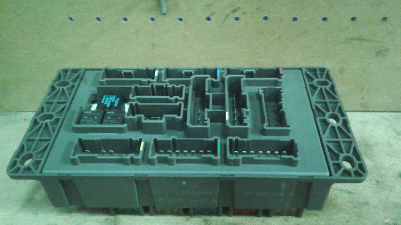 CAJA RELES / FUSIBLES