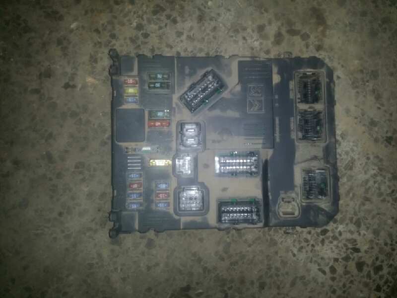 CAJA RELES / FUSIBLES