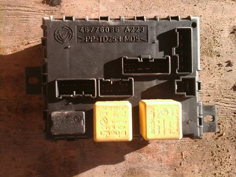 CAJA RELES / FUSIBLES