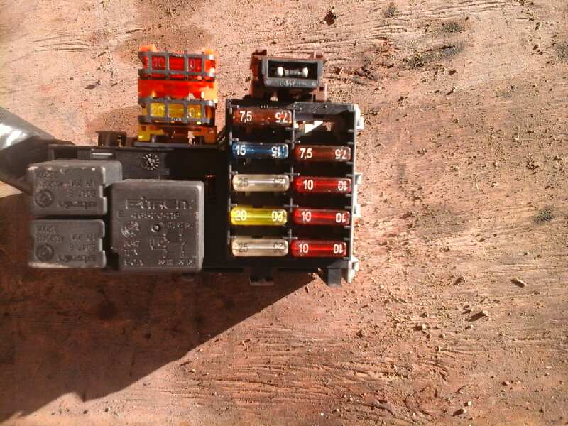 CAJA RELES / FUSIBLES