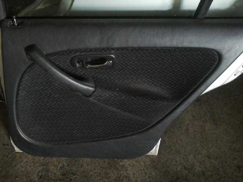 GUARNECIDO PUERTA TRASERA DERECHA