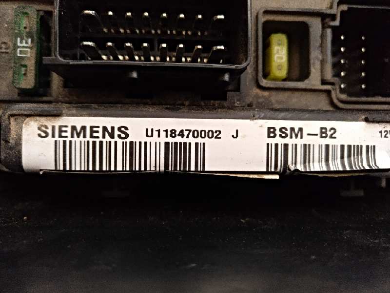 CAJA RELES / FUSIBLES