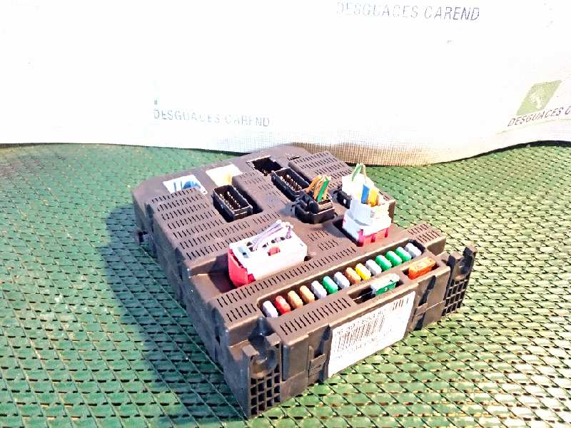 CAJA RELES / FUSIBLES