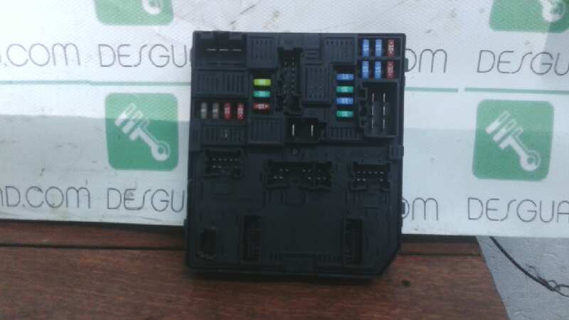 CAJA RELES / FUSIBLES