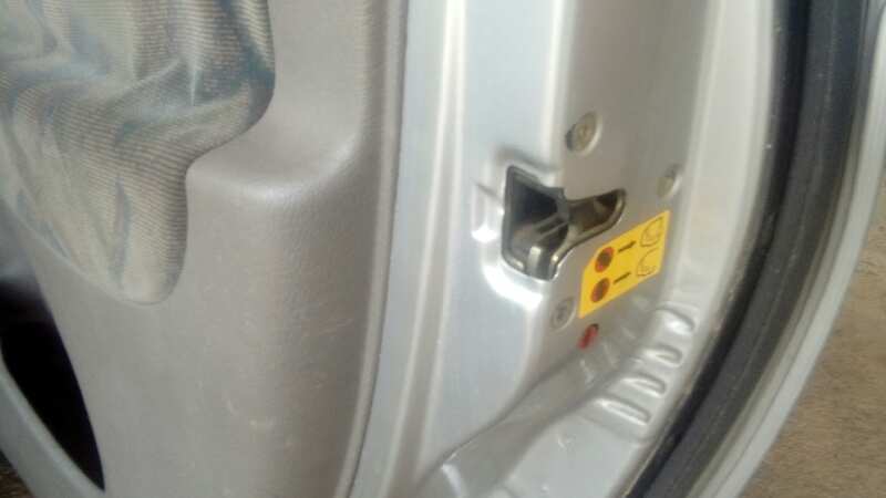 CERRADURA PUERTA TRASERA DERECHA 