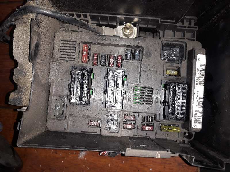 CAJA RELES / FUSIBLES