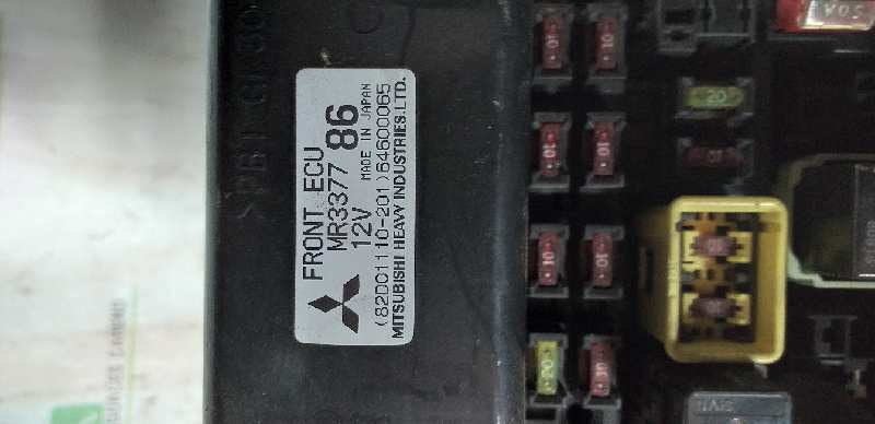 82D01110201 CAJA RELES / FUSIBLES MITSUBISHI SPACE WAGON (N80/N90)