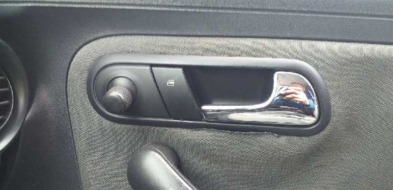 MANDO ELEVALUNAS DELANTERO DERECHO