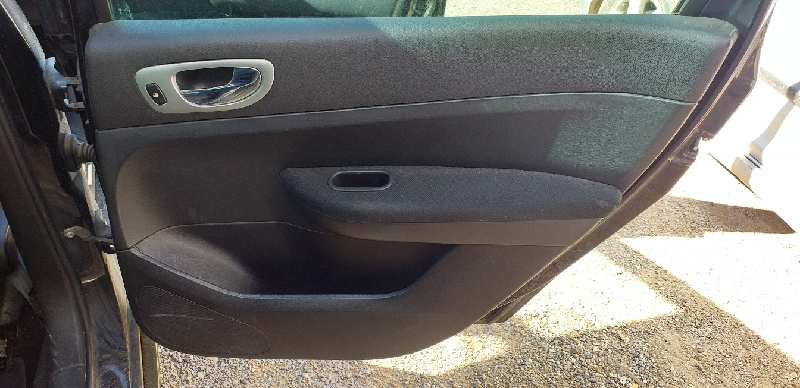 GUARNECIDO PUERTA TRASERA DERECHA