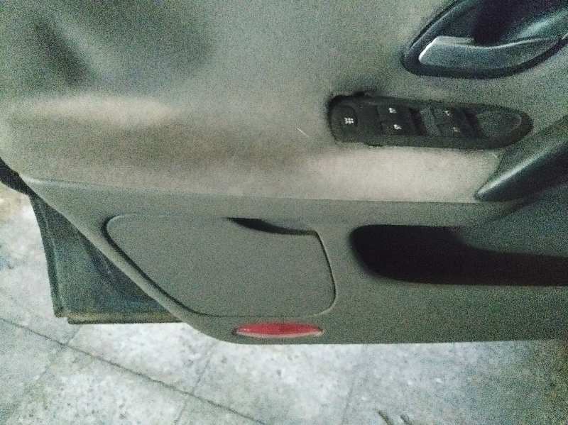 GUARNECIDO PUERTA DELANTERA IZQUIERDA