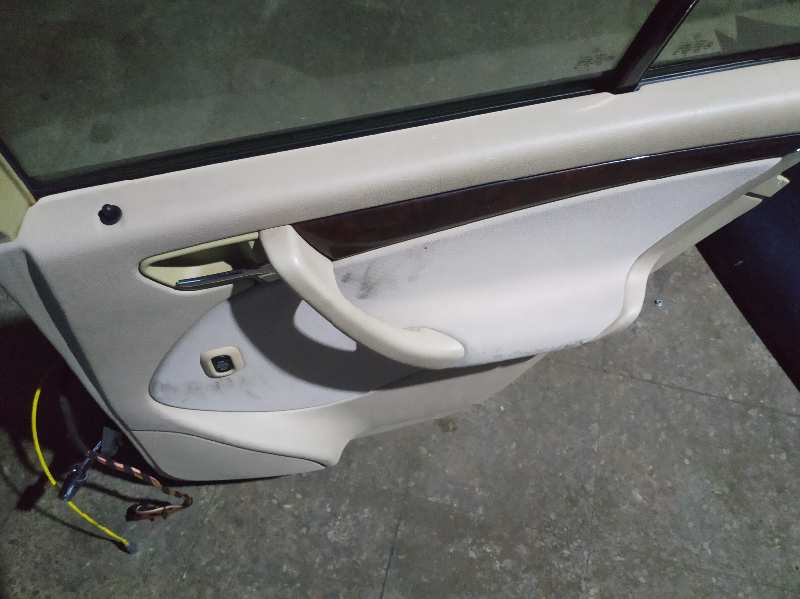 GUARNECIDO PUERTA TRASERA DERECHA