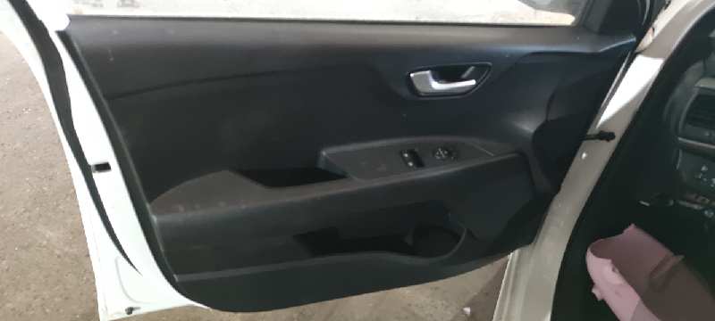 GUARNECIDO PUERTA DELANTERA IZQUIERDA