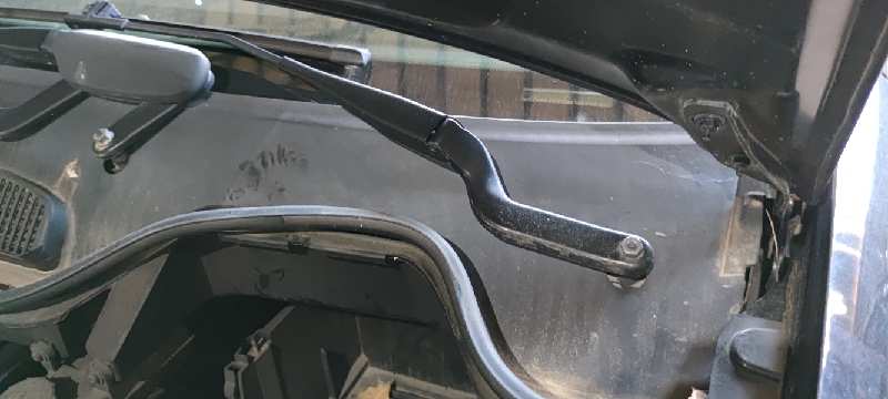 BRAZO LIMPIA DELANTERO DERECHO