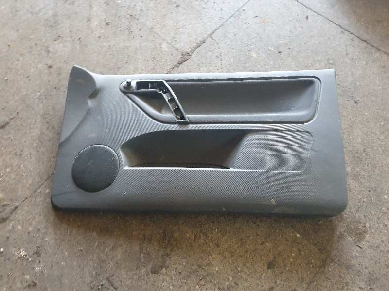 GUARNECIDO PUERTA DELANTERA DERECHA