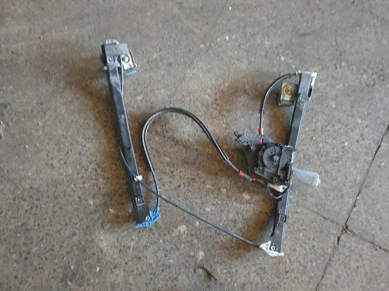 ELEVALUNAS DELANTERO DERECHO