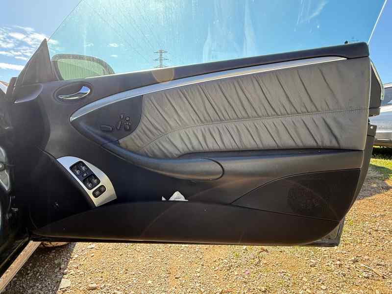 GUARNECIDO PUERTA DELANTERA DERECHA