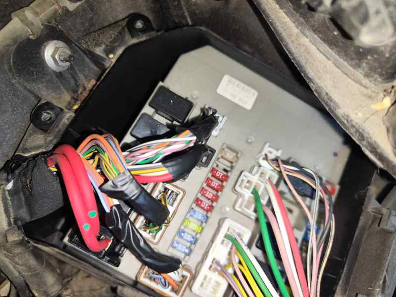 CAJA RELES / FUSIBLES