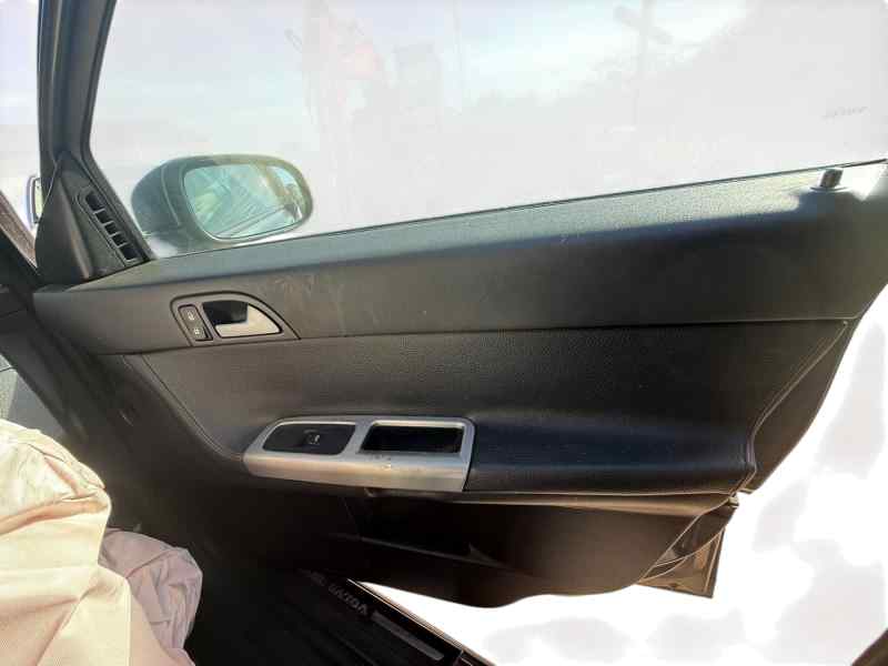 GUARNECIDO PUERTA DELANTERA DERECHA