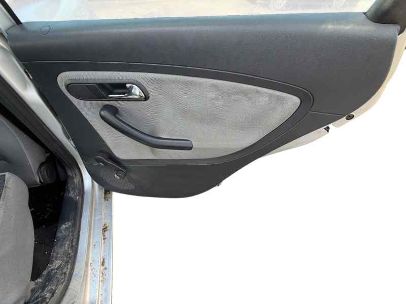 GUARNECIDO PUERTA TRASERA DERECHA