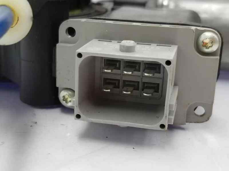 ELEVALUNAS DELANTERO DERECHO