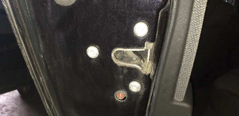 CERRADURA PUERTA TRASERA IZQUIERDA 