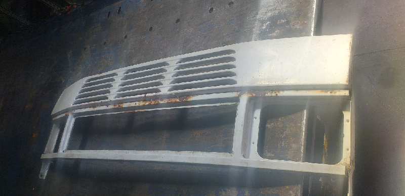 REJILLA DELANTERA MERCEDES MB 100 D CAJA CERRADA - COMBI