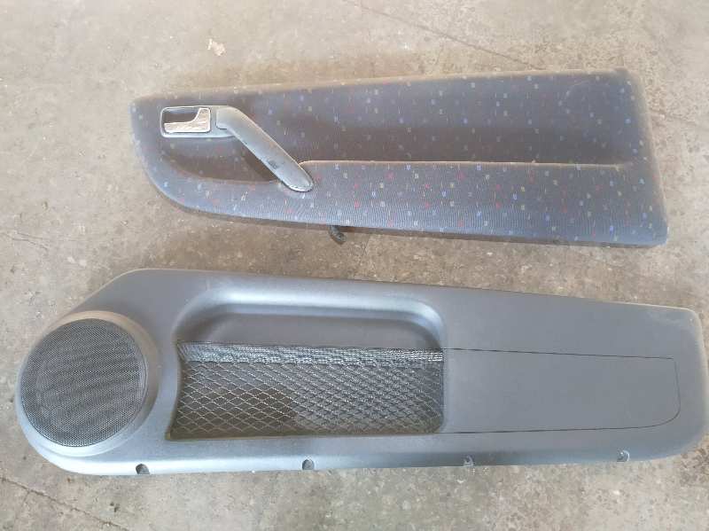 GUARNECIDO PUERTA DELANTERA DERECHA