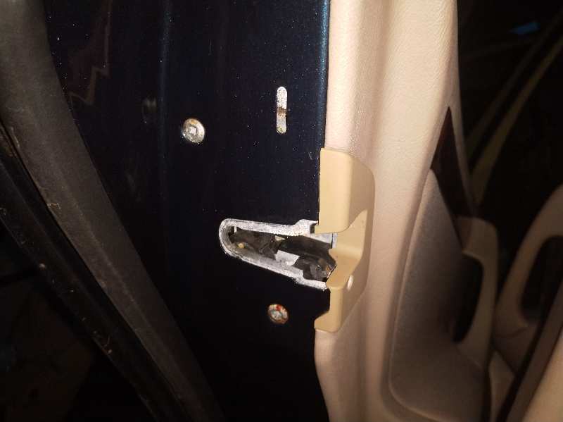 CERRADURA PUERTA TRASERA IZQUIERDA 