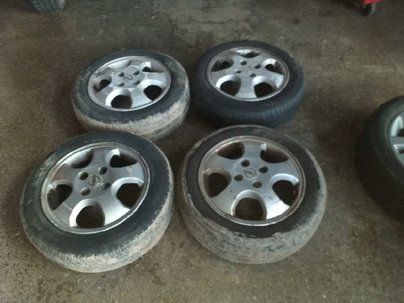 165/ 65/R14 79T LLANTA OPEL CORSA B EN MAL ESTADO MUY GASTADA