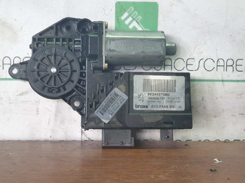 MOTOR ELEVALUNAS DELANTERO DERECHO