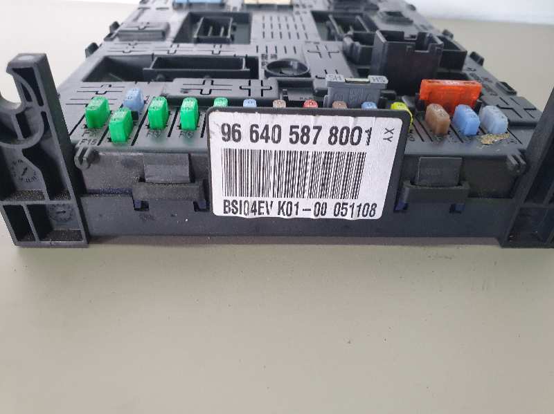 CAJA RELES - FUSIBLES