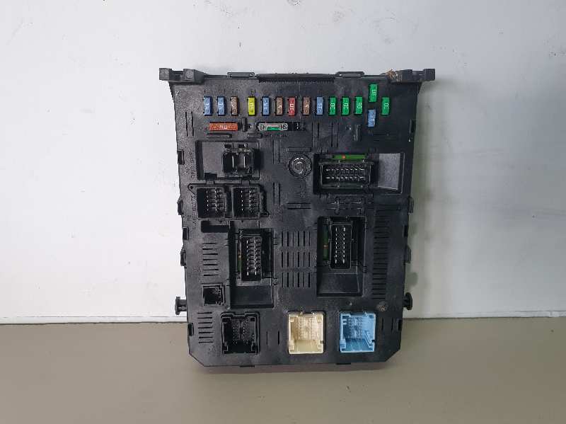 CAJA RELES - FUSIBLES