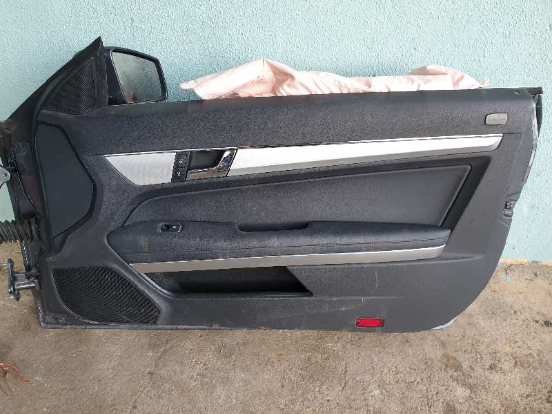 GUARNECIDO PUERTA DELANTERA DERECHA