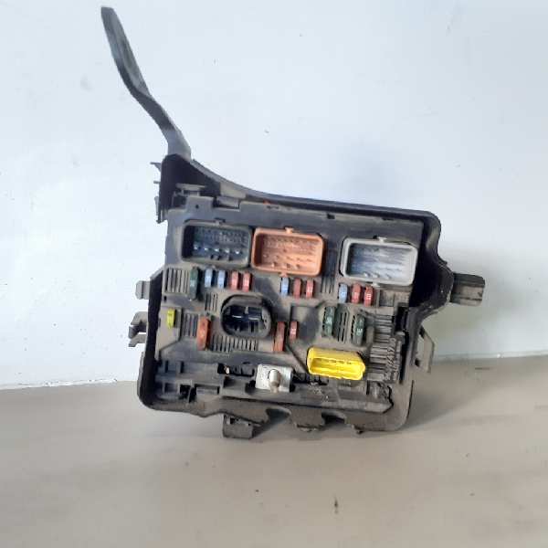 CAJA RELES - FUSIBLES