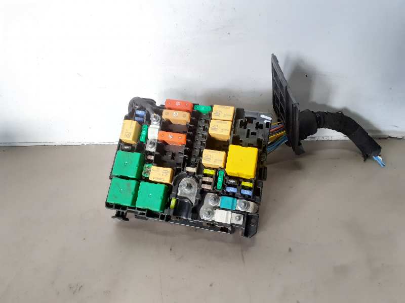 CAJA RELES - FUSIBLES