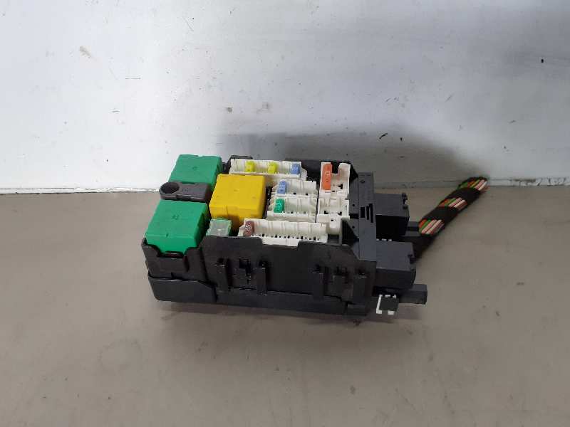 CAJA RELES - FUSIBLES