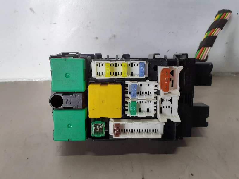 CAJA RELES - FUSIBLES