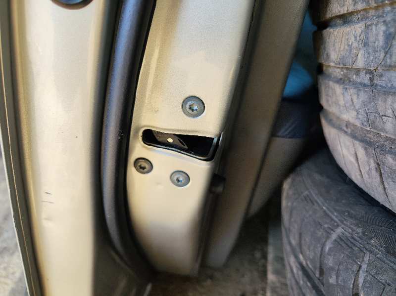 CERRADURA PUERTA DELANTERA IZQUIERDA 