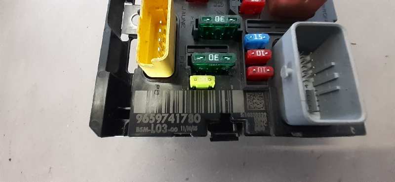 CAJA RELES - FUSIBLES