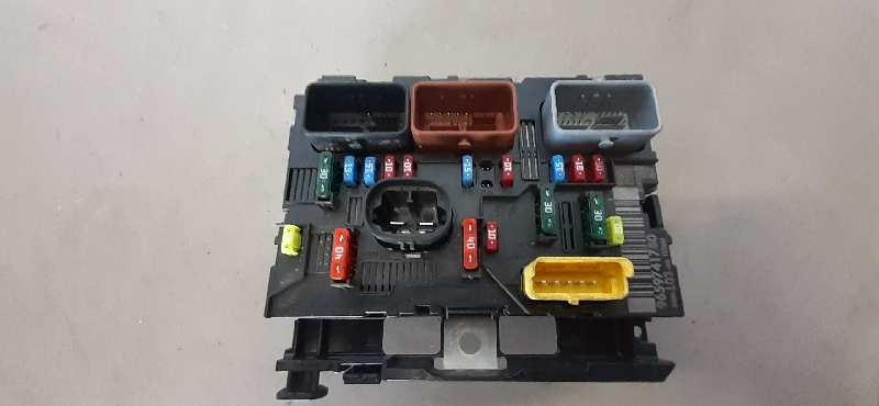 CAJA RELES - FUSIBLES