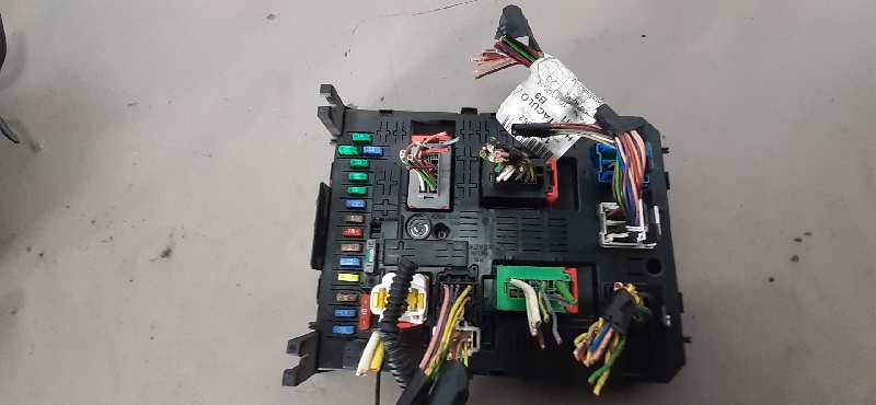 CAJA RELES - FUSIBLES