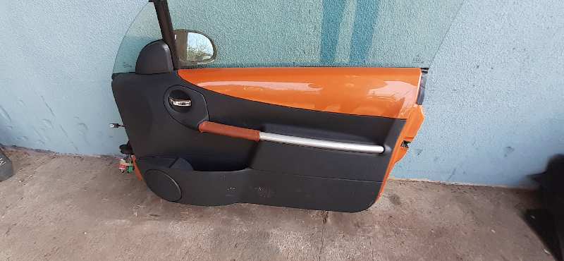 GUARNECIDO PUERTA DELANTERA DERECHA