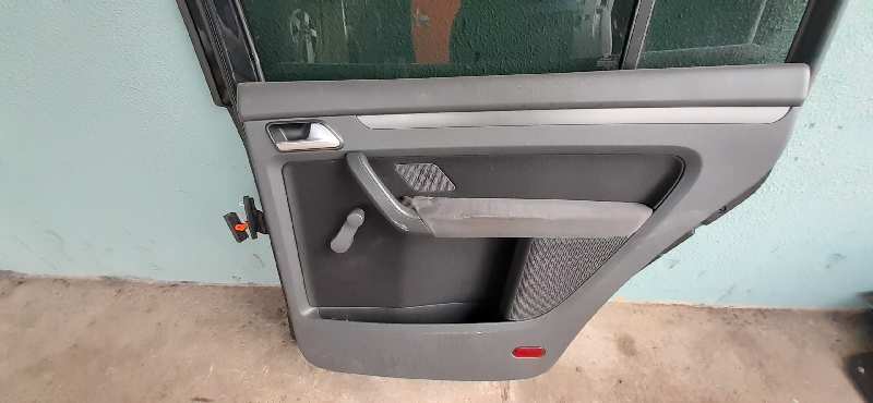 GUARNECIDO PUERTA TRASERA DERECHA