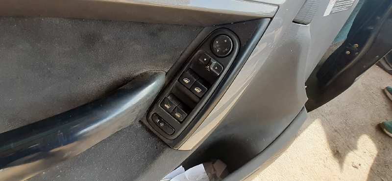 MANDO ELEVALUNAS DELANTERO IZQUIERDO 