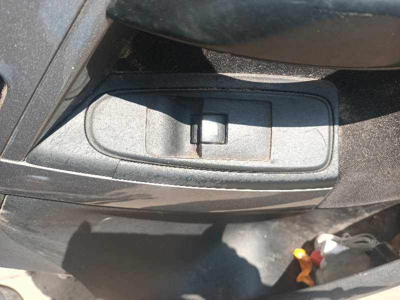 MANDO ELEVALUNAS DELANTERO DERECHO