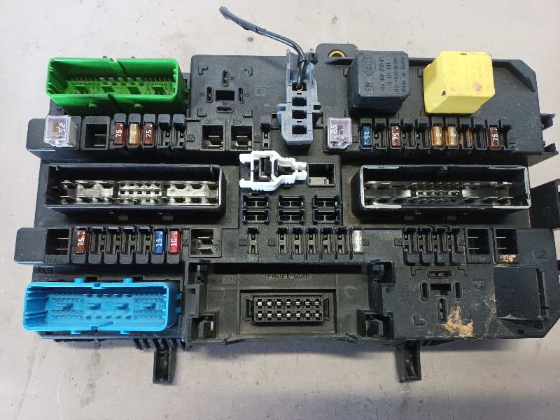 CAJA RELES - FUSIBLES