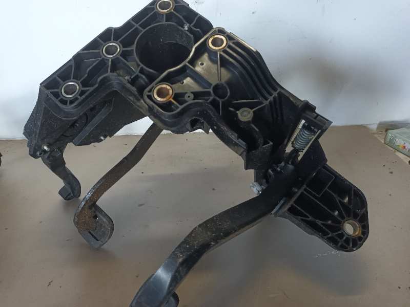 PEDAL EMBRAGUE