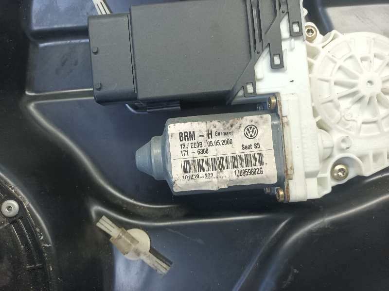 ELEVALUNAS DELANTERO DERECHO