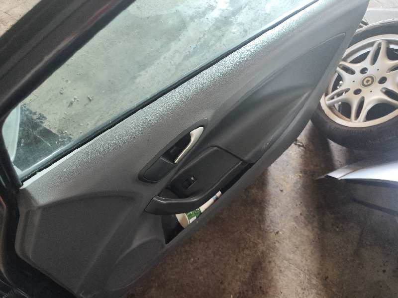 GUARNECIDO PUERTA DELANTERA DERECHA