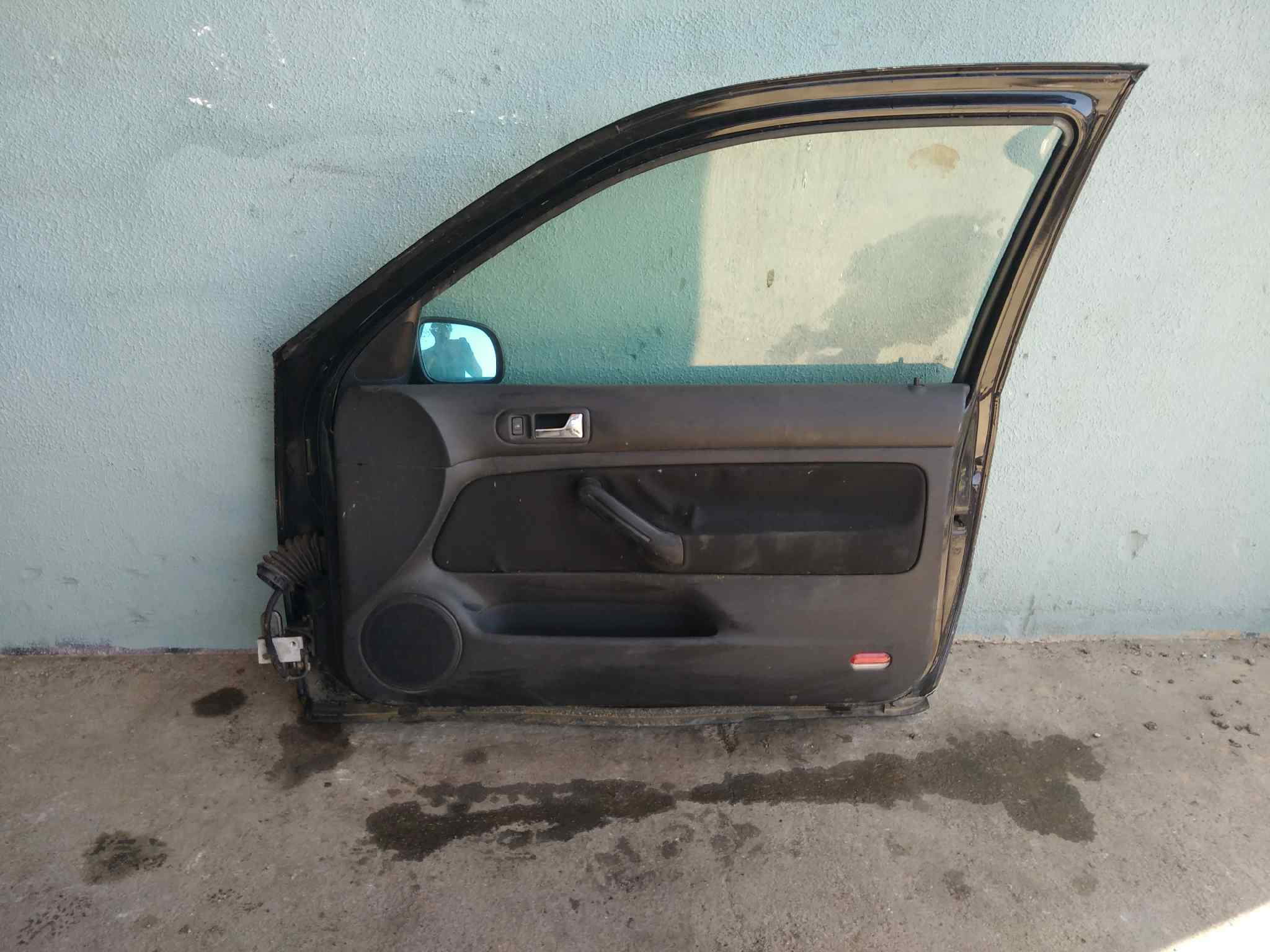 GUARNECIDO PUERTA DELANTERA DERECHA